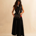 Der Skirt LACE in Night Blue aus hochwertigem Baumwollmischgewebe fällt in einer weiten Maxi-Länge und besticht durch die rote Spitzenapplikation am Bund – ein kühnes Detail, das dem schlichten Rock eine dramatische Note verleiht. Reissverschluss für eine saubere Silhouette.