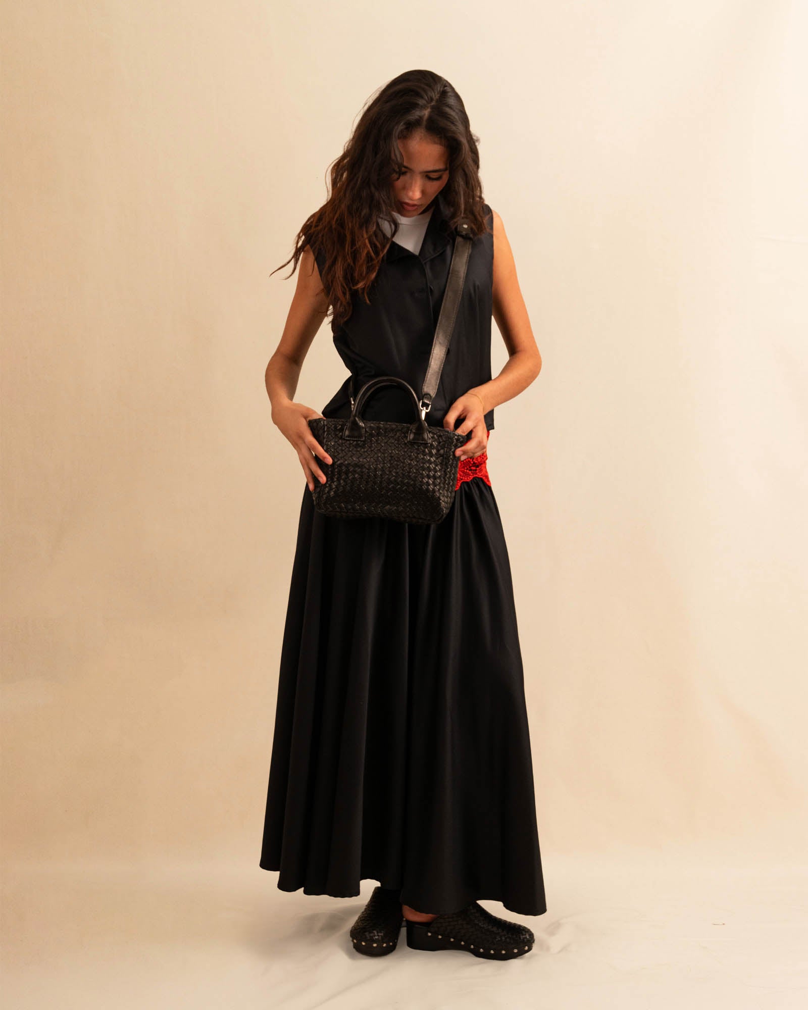 Der Skirt LACE in Night Blue aus hochwertigem Baumwollmischgewebe fällt in einer weiten Maxi-Länge und besticht durch die rote Spitzenapplikation am Bund – ein kühnes Detail, das dem schlichten Rock eine dramatische Note verleiht. Reissverschluss für eine saubere Silhouette.