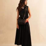 Der Skirt LACE in Night Blue aus hochwertigem Baumwollmischgewebe fällt in einer weiten Maxi-Länge und besticht durch die rote Spitzenapplikation am Bund – ein kühnes Detail, das dem schlichten Rock eine dramatische Note verleiht. Reissverschluss für eine saubere Silhouette.
