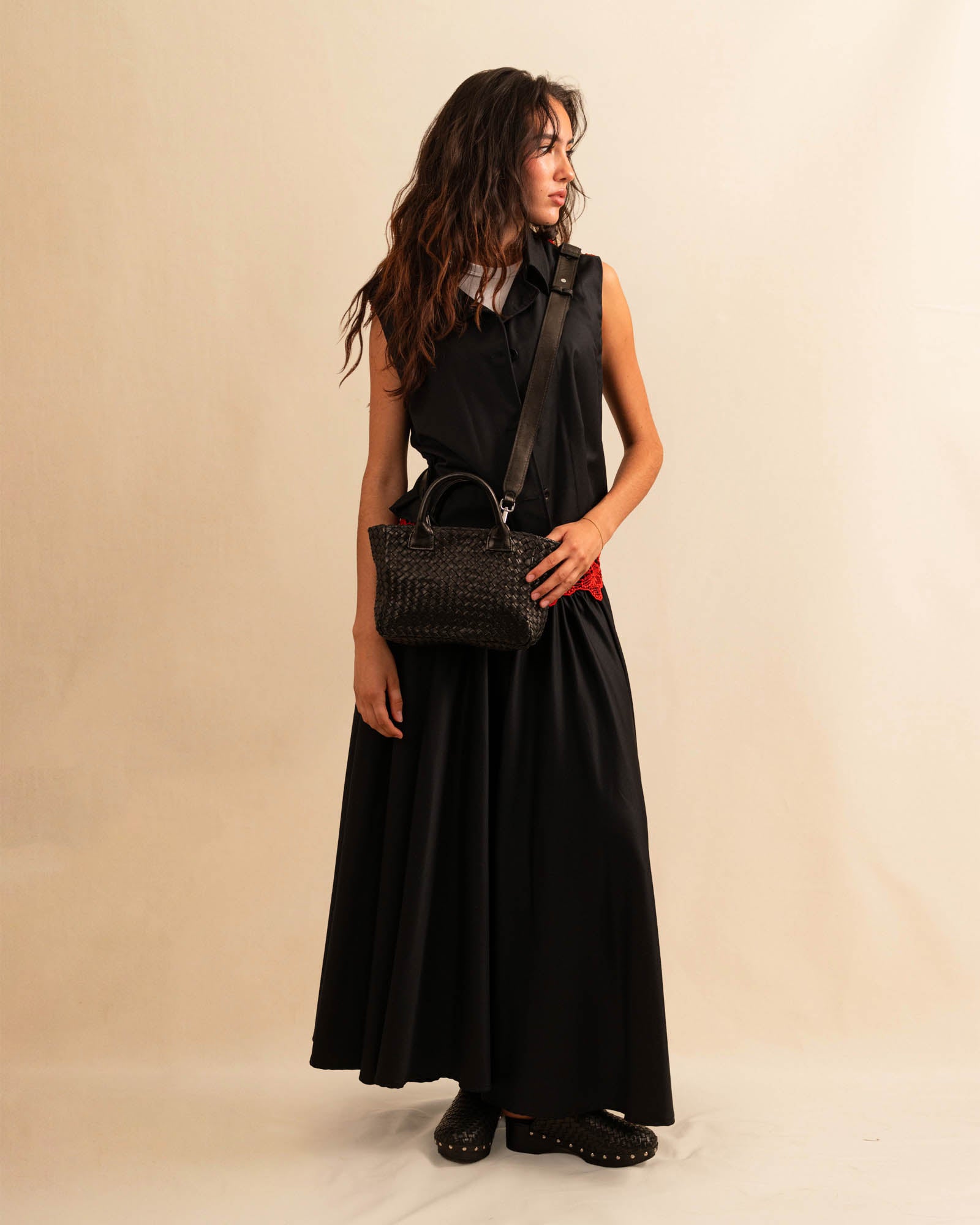 Der Skirt LACE in Night Blue aus hochwertigem Baumwollmischgewebe fällt in einer weiten Maxi-Länge und besticht durch die rote Spitzenapplikation am Bund – ein kühnes Detail, das dem schlichten Rock eine dramatische Note verleiht. Reissverschluss für eine saubere Silhouette.