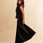 Der Skirt LACE in Night Blue aus hochwertigem Baumwollmischgewebe fällt in einer weiten Maxi-Länge und besticht durch die rote Spitzenapplikation am Bund – ein kühnes Detail, das dem schlichten Rock eine dramatische Note verleiht. Reissverschluss für eine saubere Silhouette.