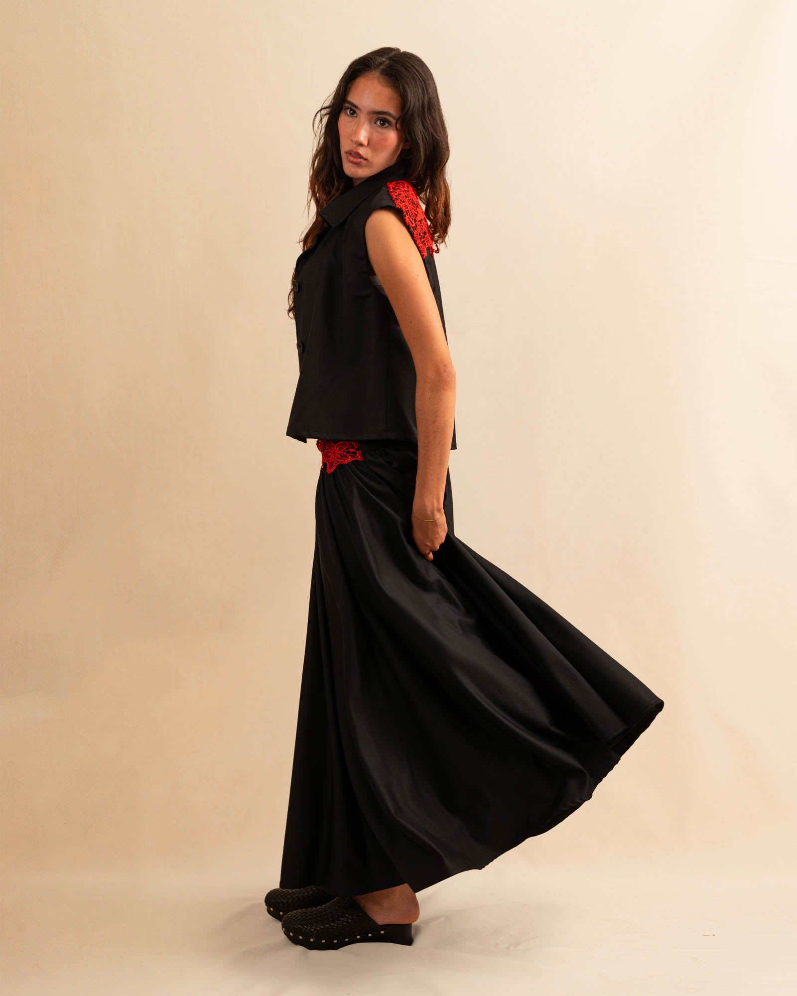 Der Skirt LACE in Night Blue aus hochwertigem Baumwollmischgewebe fällt in einer weiten Maxi-Länge und besticht durch die rote Spitzenapplikation am Bund – ein kühnes Detail, das dem schlichten Rock eine dramatische Note verleiht. Reissverschluss für eine saubere Silhouette.