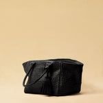 The Shoulder Bag ORIGINAL by LABEL17 is a timeless piece, crafted from fine, vegetable-tanned nappa leather and hand-braided. It features a zipper closure and a convenient interior pocket for your essentials.