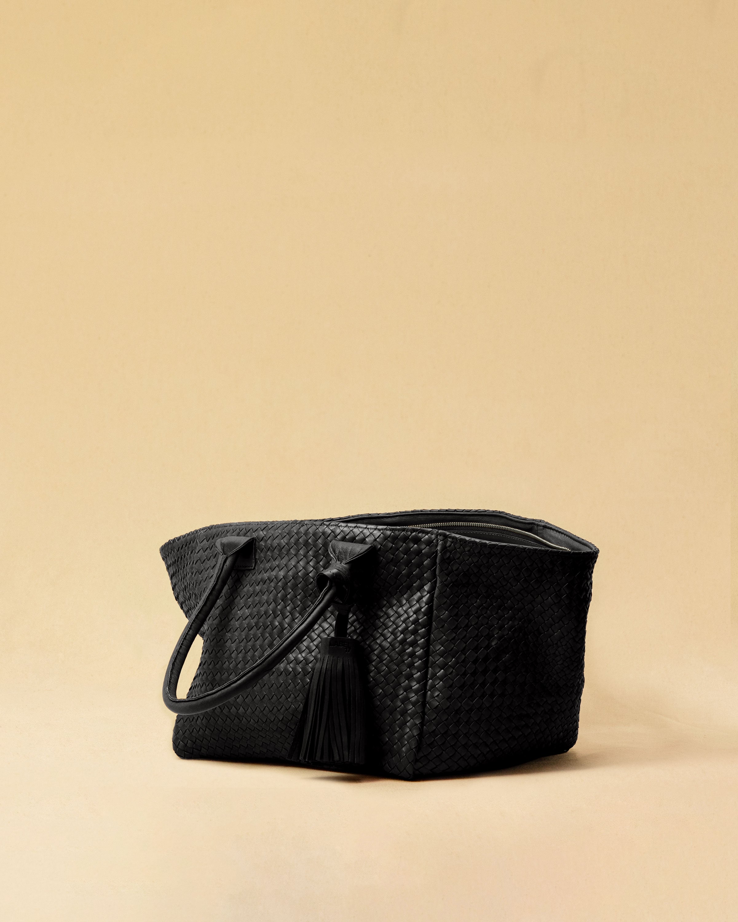 The Shoulder Bag ORIGINAL by LABEL17 is a timeless piece, crafted from fine, vegetable-tanned nappa leather and hand-braided. It features a zipper closure and a convenient interior pocket for your essentials.