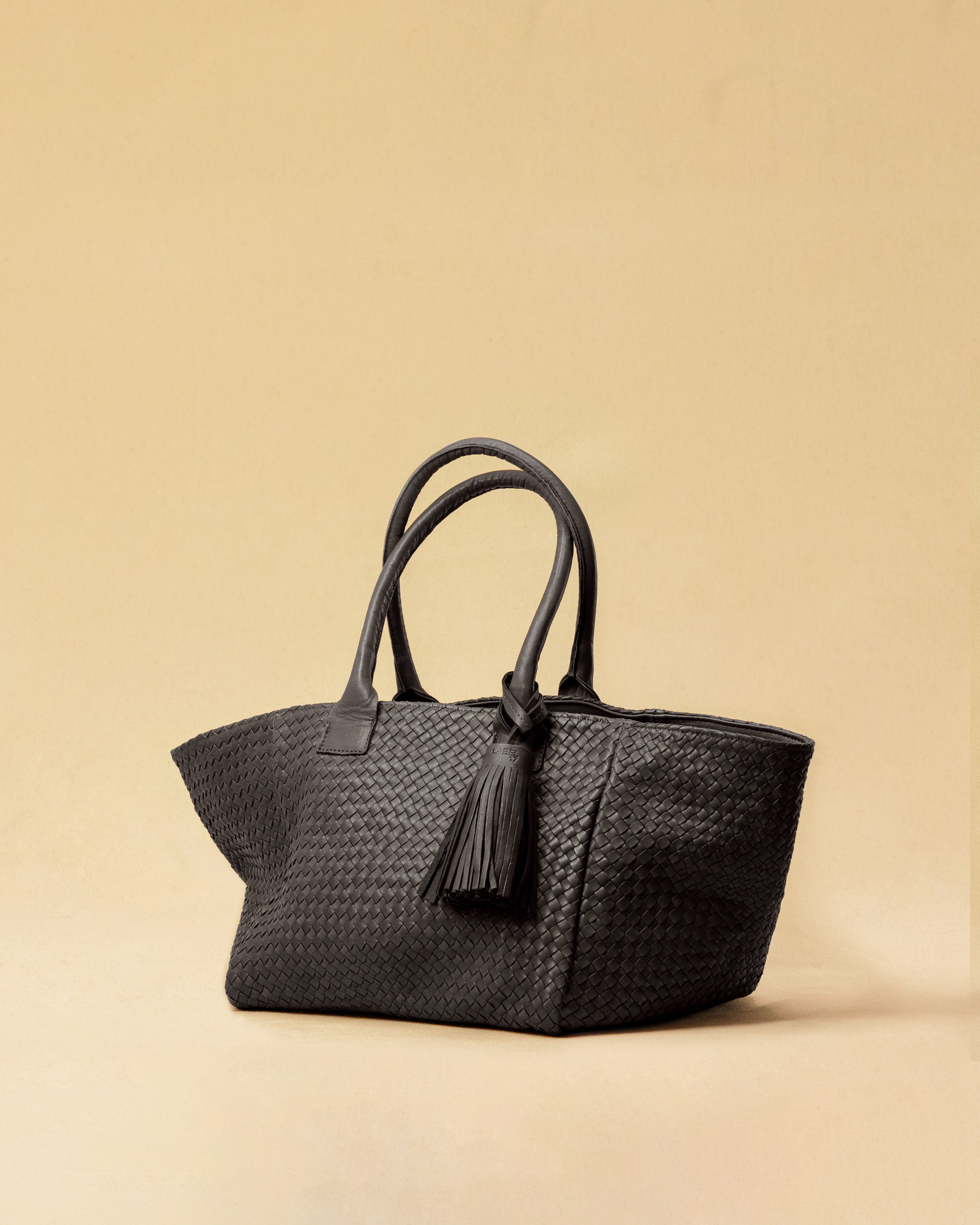 The Shoulder Bag ORIGINAL by LABEL17 is a timeless piece, crafted from fine, vegetable-tanned nappa leather and hand-braided. It features a zipper closure and a convenient interior pocket for your essentials.