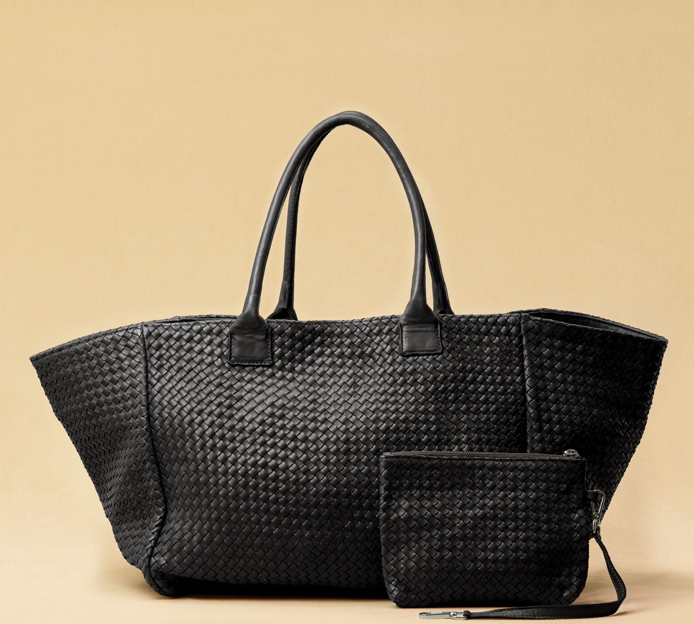 The Shoulder Bag ORIGINAL XL (Weekender) by LABEL17 is made from supple, vegetable-tanned nappa leather. The hand-braided leather bag can be made smaller on both sides from the inside with press studs and also includes a detachable, hand-braided pouch for organization inside the bag.