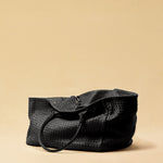 The Shoulder Bag ORIGINAL XL (Weekender) by LABEL17 is made from supple, vegetable-tanned nappa leather. The hand-braided leather bag can be made smaller on both sides from the inside with press studs and also includes a detachable, hand-braided pouch for organization inside the bag.