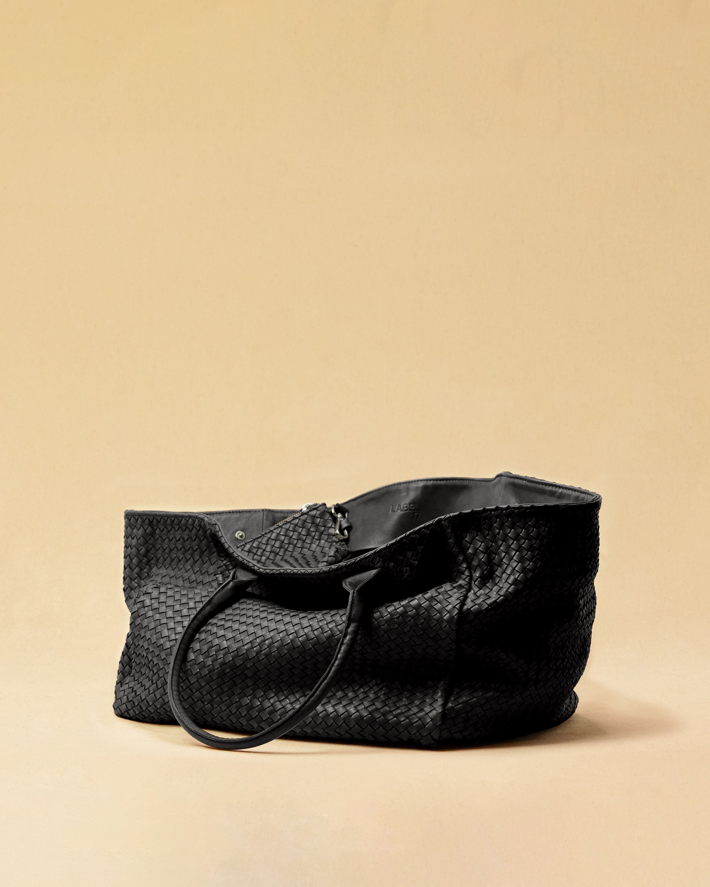 The Shoulder Bag ORIGINAL XL (Weekender) by LABEL17 is made from supple, vegetable-tanned nappa leather. The hand-braided leather bag can be made smaller on both sides from the inside with press studs and also includes a detachable, hand-braided pouch for organization inside the bag.