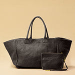 The Shoulder Bag ORIGINAL XL (Weekender) by LABEL17 is made from supple, vegetable-tanned nappa leather. The hand-braided leather bag can be made smaller on both sides from the inside with press studs and also includes a detachable, hand-braided pouch for organization inside the bag.
