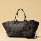 The Shoulder Bag ORIGINAL XL (Weekender) by LABEL17 is made from supple, vegetable-tanned nappa leather. The hand-braided leather bag can be made smaller on both sides from the inside with press studs and also includes a detachable, hand-braided pouch for organization inside the bag.