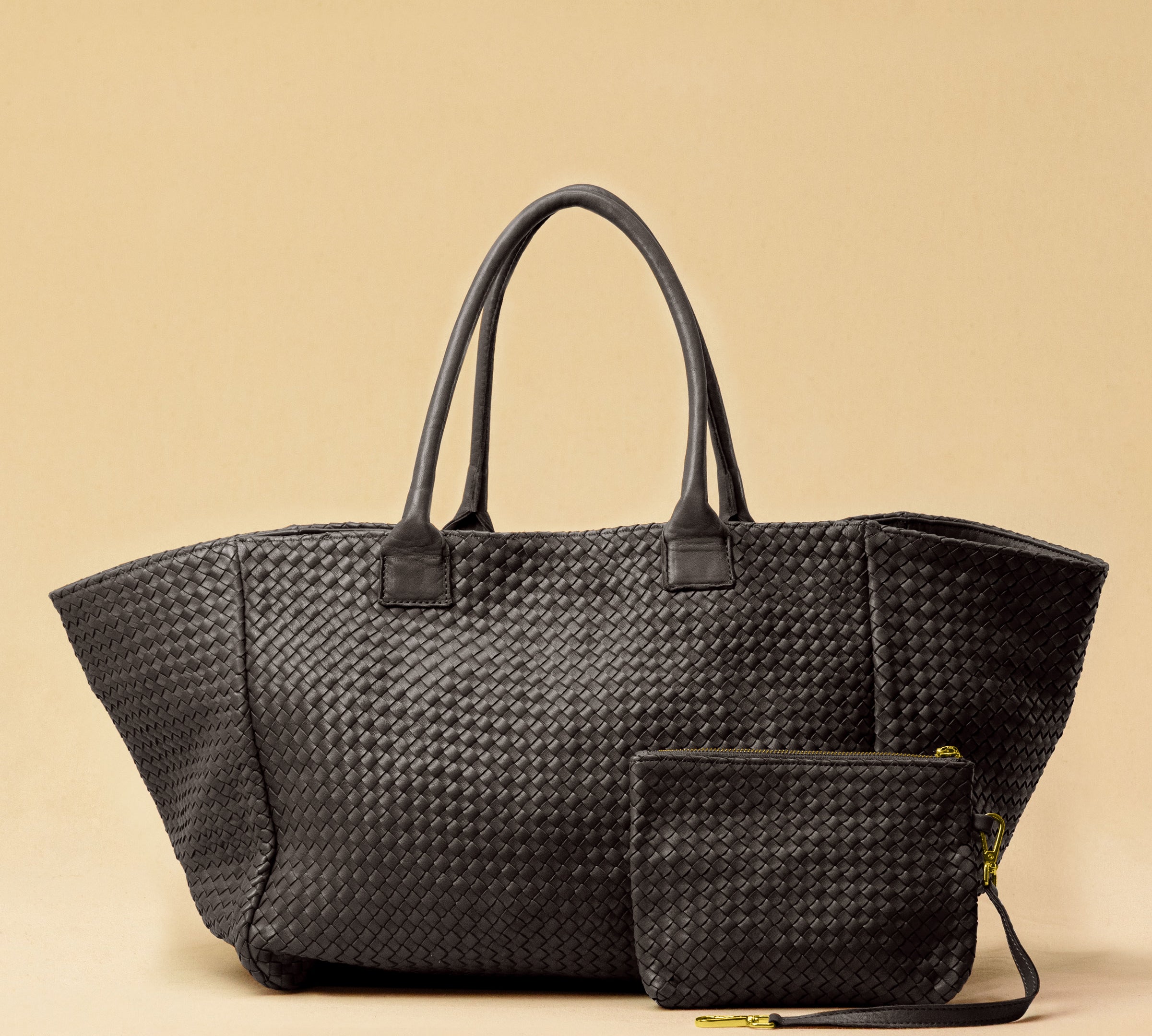 The Shoulder Bag ORIGINAL XL (Weekender) by LABEL17 is made from supple, vegetable-tanned nappa leather. The hand-braided leather bag can be made smaller on both sides from the inside with press studs and also includes a detachable, hand-braided pouch for organization inside the bag.