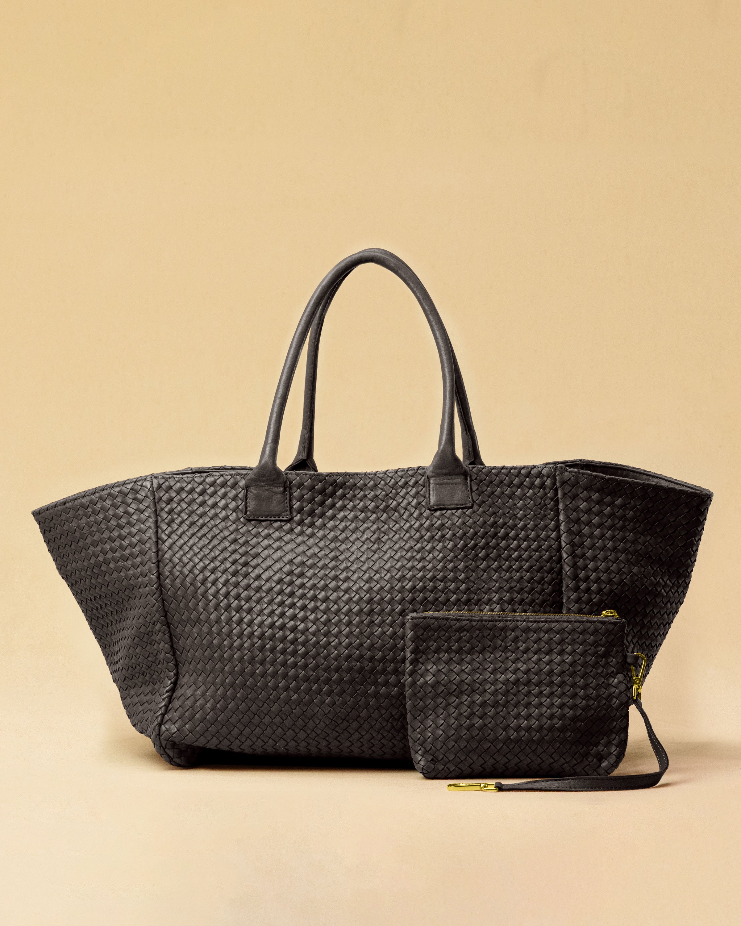 The Shoulder Bag ORIGINAL XL (Weekender) by LABEL17 is made from supple, vegetable-tanned nappa leather. The hand-braided leather bag can be made smaller on both sides from the inside with press studs and also includes a detachable, hand-braided pouch for organization inside the bag.