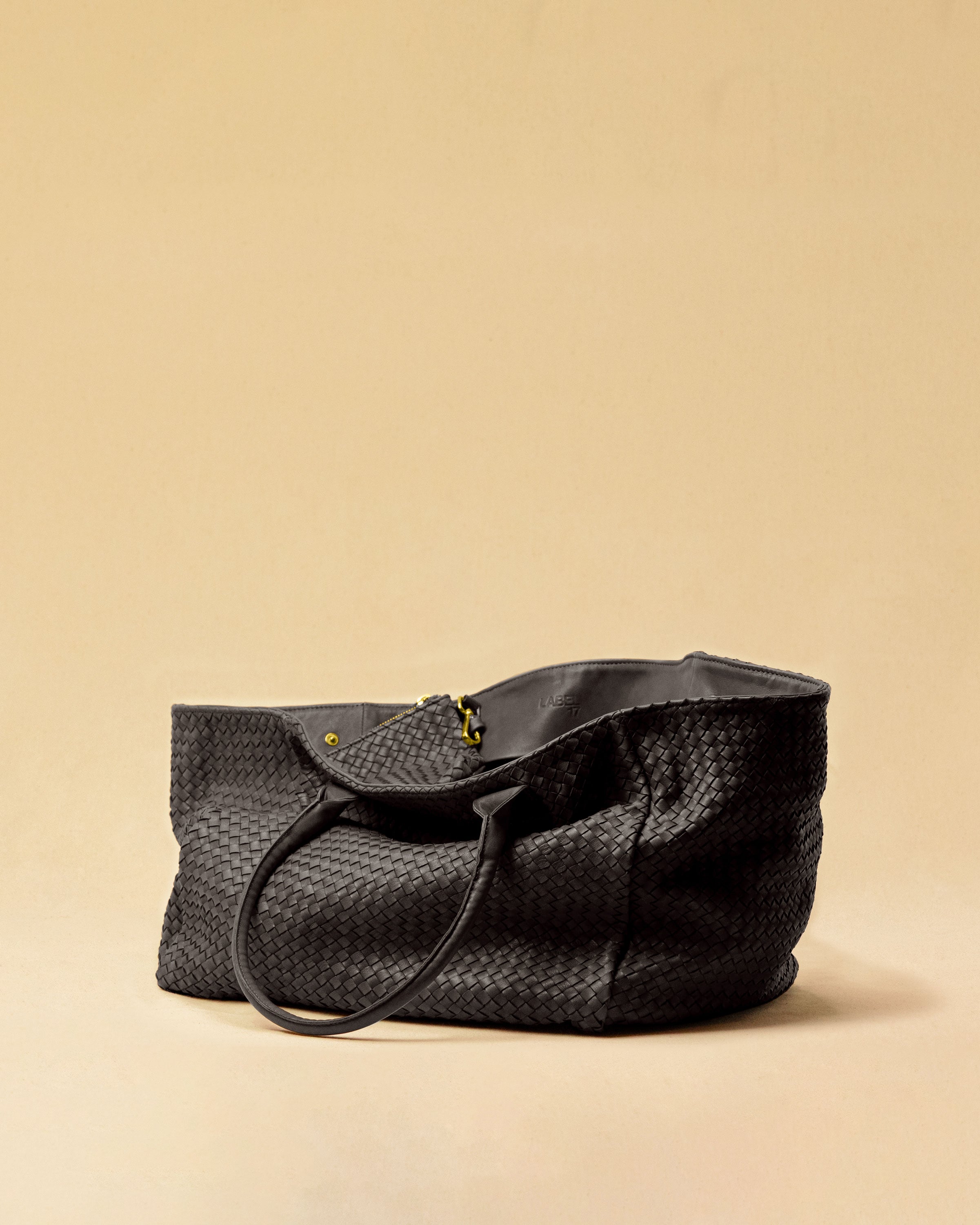 The Shoulder Bag ORIGINAL XL (Weekender) by LABEL17 is made from supple, vegetable-tanned nappa leather. The hand-braided leather bag can be made smaller on both sides from the inside with press studs and also includes a detachable, hand-braided pouch for organization inside the bag.