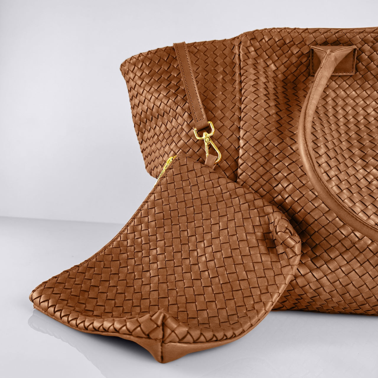 Shoulder Bag XL (Weekender), Caramel Brown, von LABEL17: gefertigt aus geschmeidigem, pflanzlich gegerbtem Lamm-Nappaleder, von Hand geflochten mit zusätzlichem, ebenfalls von Hand geflochtenem Etui zur Organisation innerhalb der Tasche. Handgefertigt in Marokko.