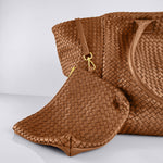 Shoulder Bag XL (Weekender), Caramel Brown, von LABEL17: gefertigt aus geschmeidigem, pflanzlich gegerbtem Lamm-Nappaleder, von Hand geflochten mit zusätzlichem, ebenfalls von Hand geflochtenem Etui zur Organisation innerhalb der Tasche. Handgefertigt in Marokko.