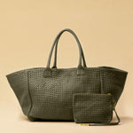 The Shoulder Bag ORIGINAL XL (Weekender) by LABEL17 is made from supple, vegetable-tanned nappa leather. The hand-braided leather bag can be made smaller on both sides from the inside with press studs and also includes a detachable, hand-braided pouch for organization inside the bag.