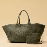 The Shoulder Bag ORIGINAL XL (Weekender) by LABEL17 is made from supple, vegetable-tanned nappa leather. The hand-braided leather bag can be made smaller on both sides from the inside with press studs and also includes a detachable, hand-braided pouch for organization inside the bag.