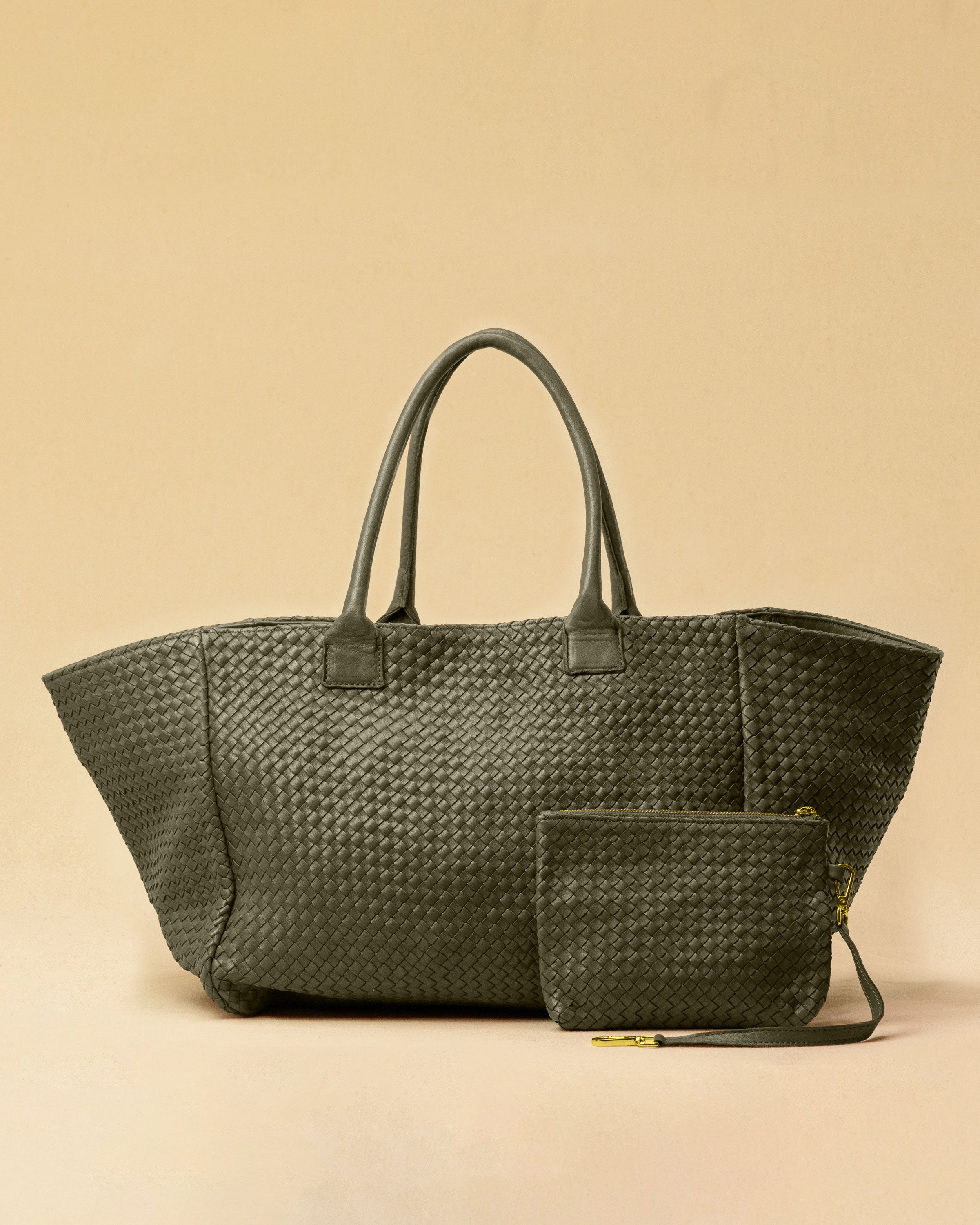 The Shoulder Bag ORIGINAL XL (Weekender) by LABEL17 is made from supple, vegetable-tanned nappa leather. The hand-braided leather bag can be made smaller on both sides from the inside with press studs and also includes a detachable, hand-braided pouch for organization inside the bag.