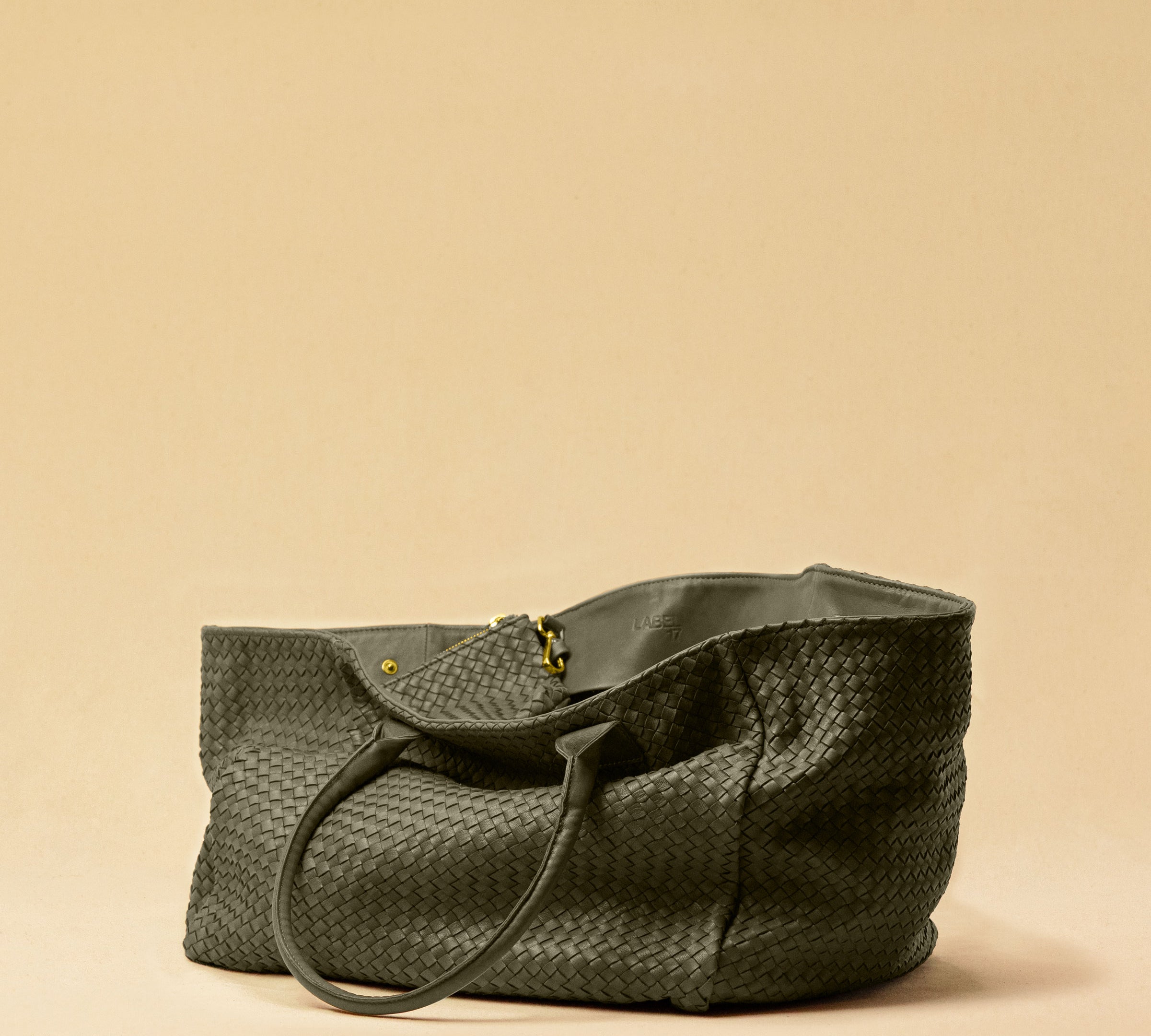 The Shoulder Bag ORIGINAL XL (Weekender) by LABEL17 is made from supple, vegetable-tanned nappa leather. The hand-braided leather bag can be made smaller on both sides from the inside with press studs and also includes a detachable, hand-braided pouch for organization inside the bag.