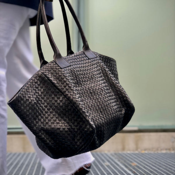 LABEL17 presents the Shoulder Bag Tresse in Black, a Shopper made of supple Lamb Nappa-leather, hand-braided