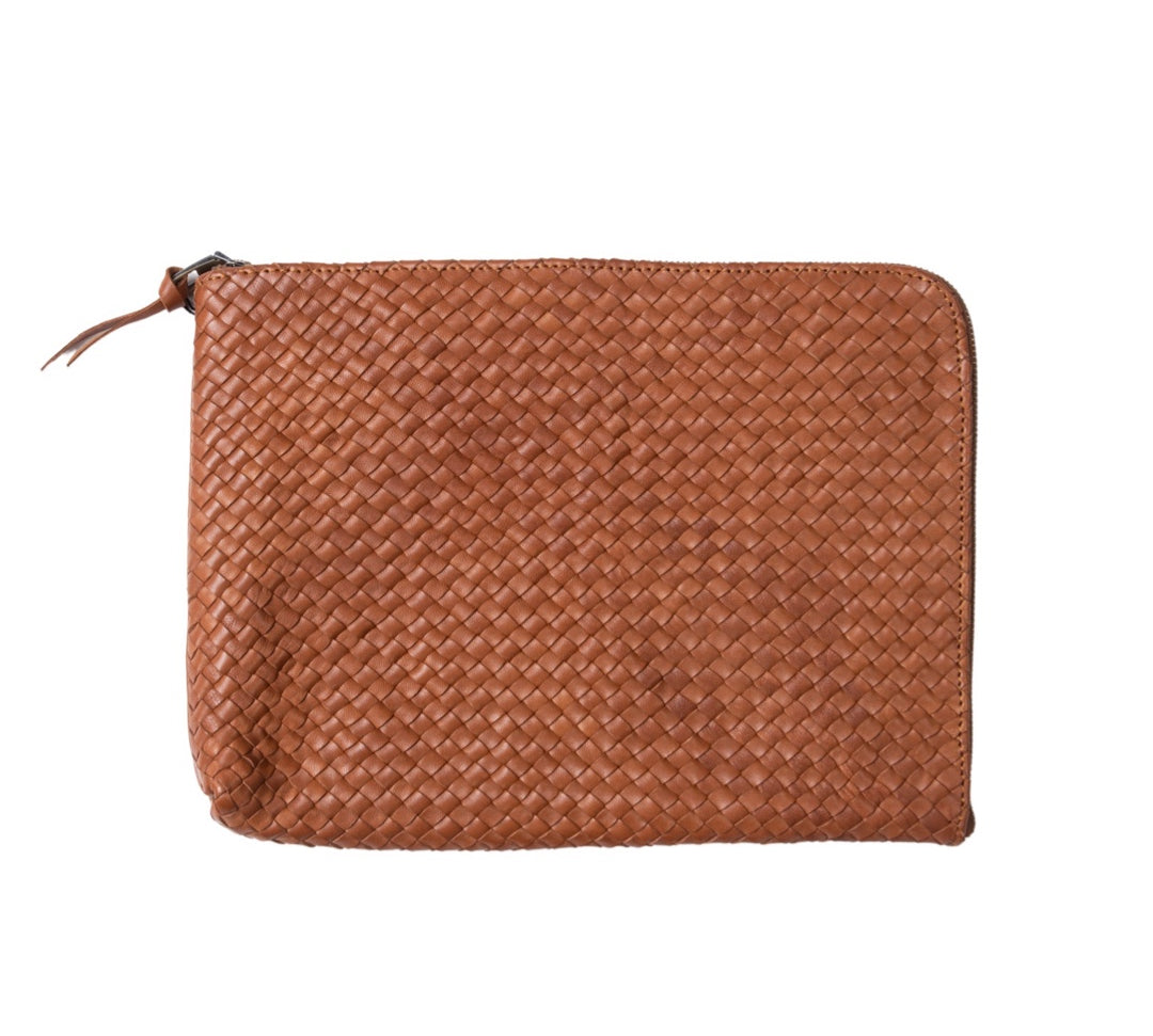 LABEL17 Laptop Case 13" - 14", von Hand geflochten, geschmeidiges, pflanzlich gegerbtes Lamm-Nappaleder, cognac.