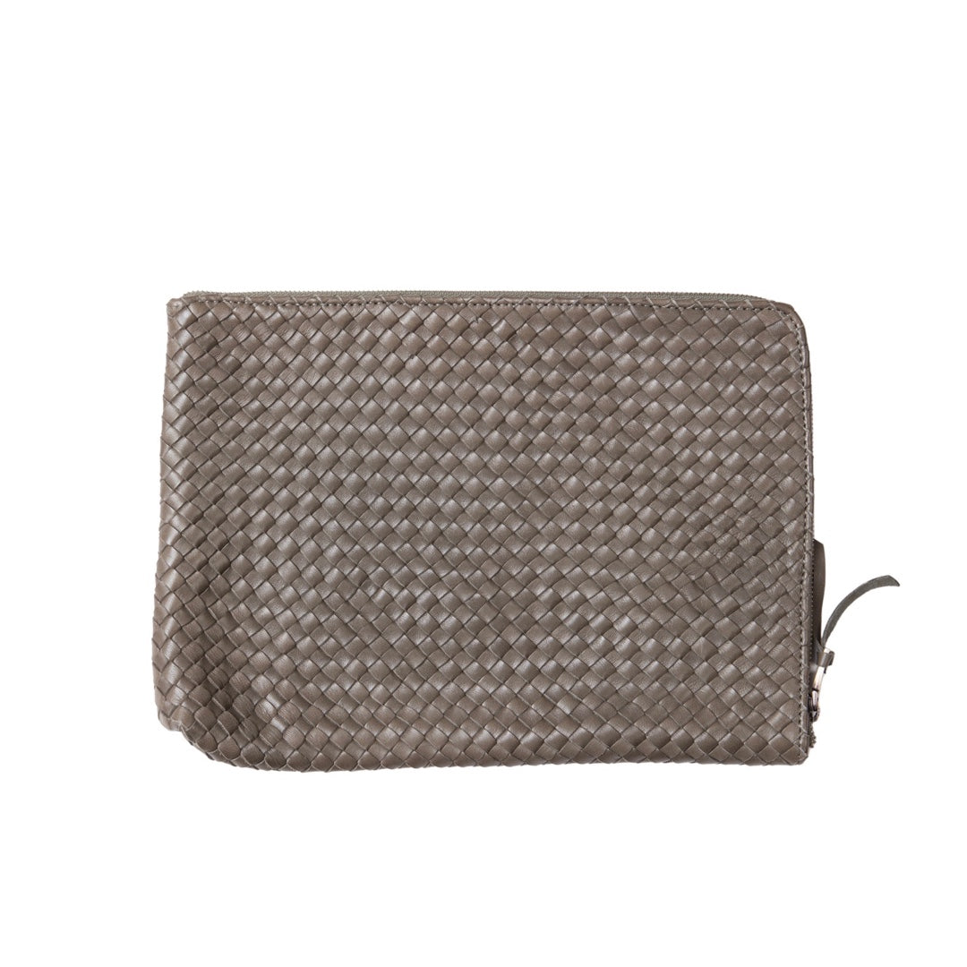 LABEL17 Laptop Case 13" - 14", von Hand geflochten, geschmeidiges, pflanzlich gegerbtes Lamm-Nappaleder, olive