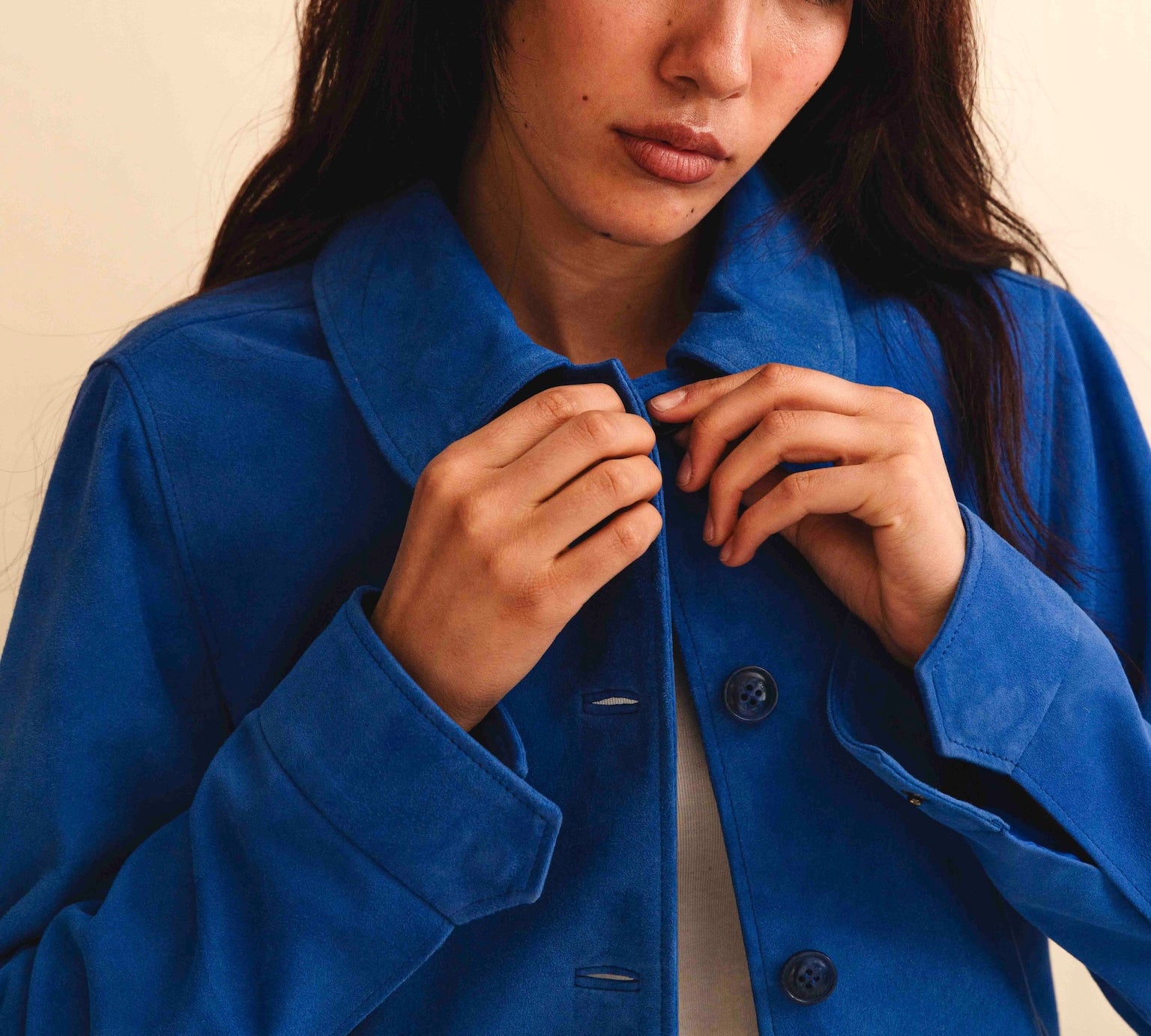 Die Lederjacke AMAL von LABEL17 in Azurblau besticht durch die kurze und figurschmeichelnde Passform. Sie harmoniert perfekt mit unserem Lederrock JACKIE. Gefertigt aus feinem Veloursleder, ist sie ein zeitloses Highlight für die Garderobe. 