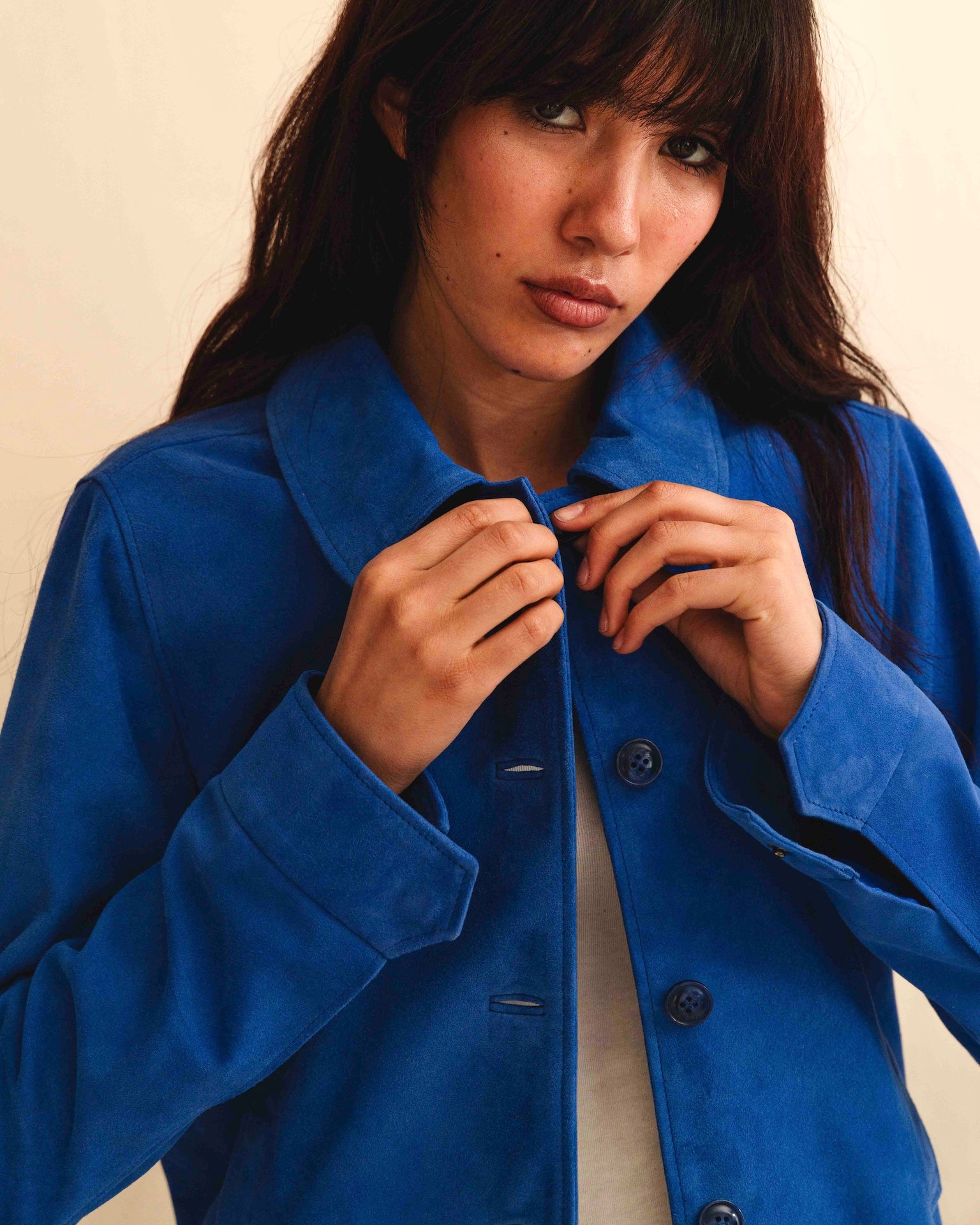 Die Lederjacke AMAL von LABEL17 in Azurblau besticht durch die kurze und figurschmeichelnde Passform. Sie harmoniert perfekt mit unserem Lederrock JACKIE. Gefertigt aus feinem Veloursleder, ist sie ein zeitloses Highlight für die Garderobe. 
