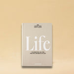 LABEL17 bietet mit dem 'The Coffee Table Photo Album Buch - Life' auf 80 leeren Seiten Gelegenheit, die Lieblingsphotos stilgerecht aufzubewahren und zu präsentieren.