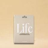 LABEL17 bietet mit dem 'The Coffee Table Photo Album Buch - Life' auf 80 leeren Seiten Gelegenheit, die Lieblingsphotos stilgerecht aufzubewahren und zu präsentieren.