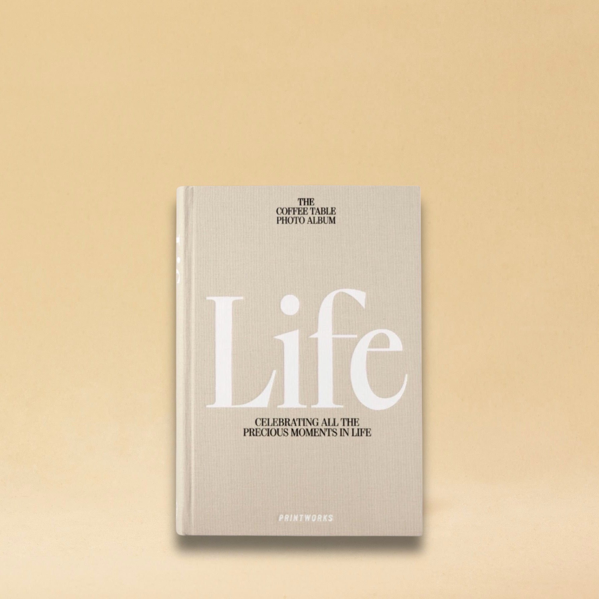 LABEL17 bietet mit dem 'The Coffee Table Photo Album Buch - Life' auf 80 leeren Seiten Gelegenheit, die Lieblingsphotos stilgerecht aufzubewahren und zu präsentieren.