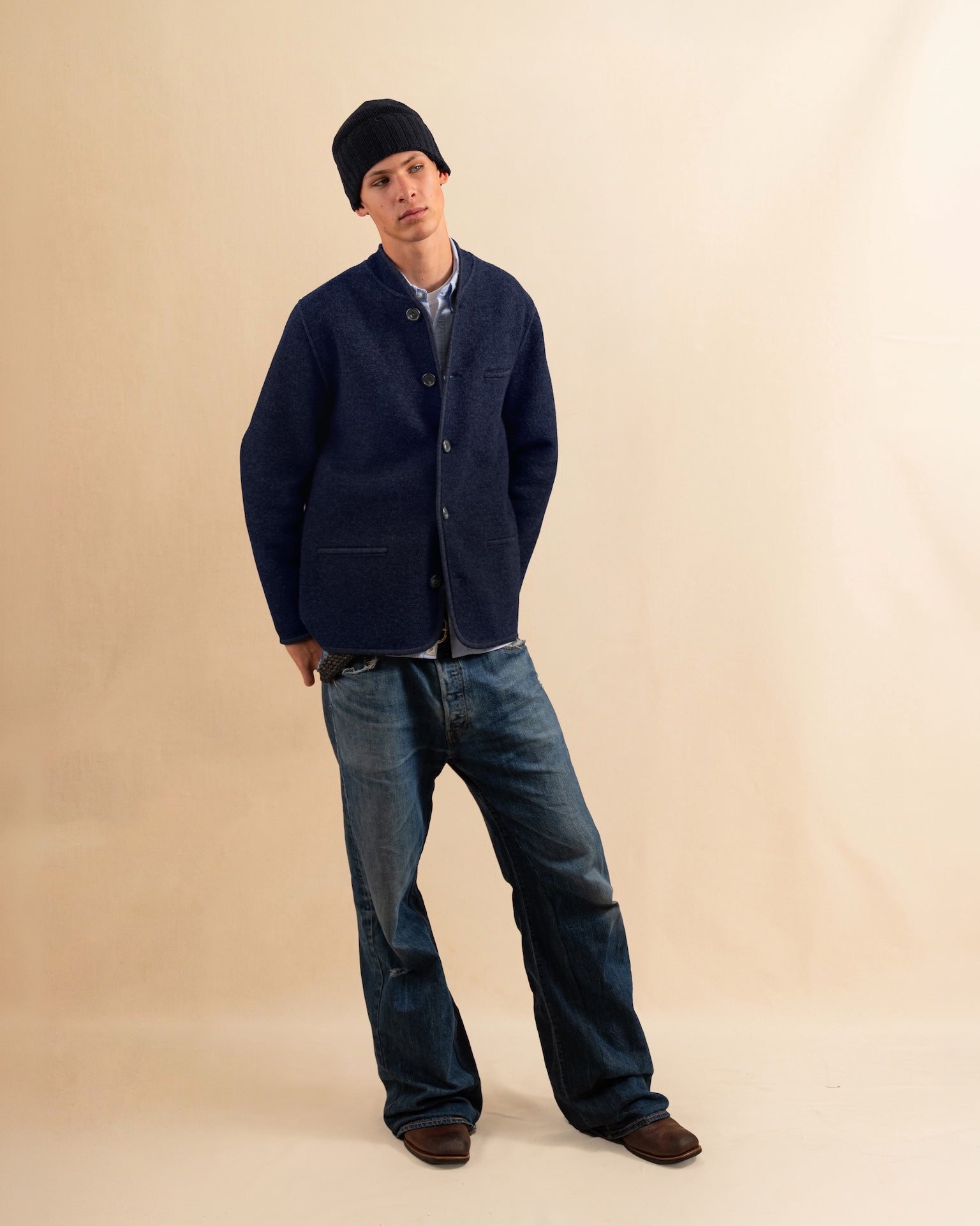 Die Tyrolean Jacket AMADEO aus hochwertigem Wollwalk verbindet alpine Tradition mit modernem Unisex-Schnitt. Knopfverschluss, eine aufgesetzte Brusttasche und zwei Eingrifftaschen machen sie zum funktionalen wie stilsicheren Begleiter für kühle Tage. Robust, windabweisend und zeitlos.
