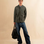 Die Tyrolean Jacket AMADEO aus hochwertigem Wollwalk verbindet alpine Tradition mit modernem Unisex-Schnitt. Knopfverschluss, eine aufgesetzte Brusttasche und zwei Eingrifftaschen machen sie zum funktionalen wie stilsicheren Begleiter für kühle Tage. Robust, windabweisend und zeitlos.