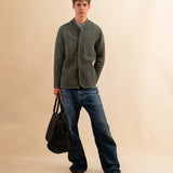 Die Tyrolean Jacket AMADEO aus hochwertigem Wollwalk verbindet alpine Tradition mit modernem Unisex-Schnitt. Knopfverschluss, eine aufgesetzte Brusttasche und zwei Eingrifftaschen machen sie zum funktionalen wie stilsicheren Begleiter für kühle Tage. Robust, windabweisend und zeitlos.