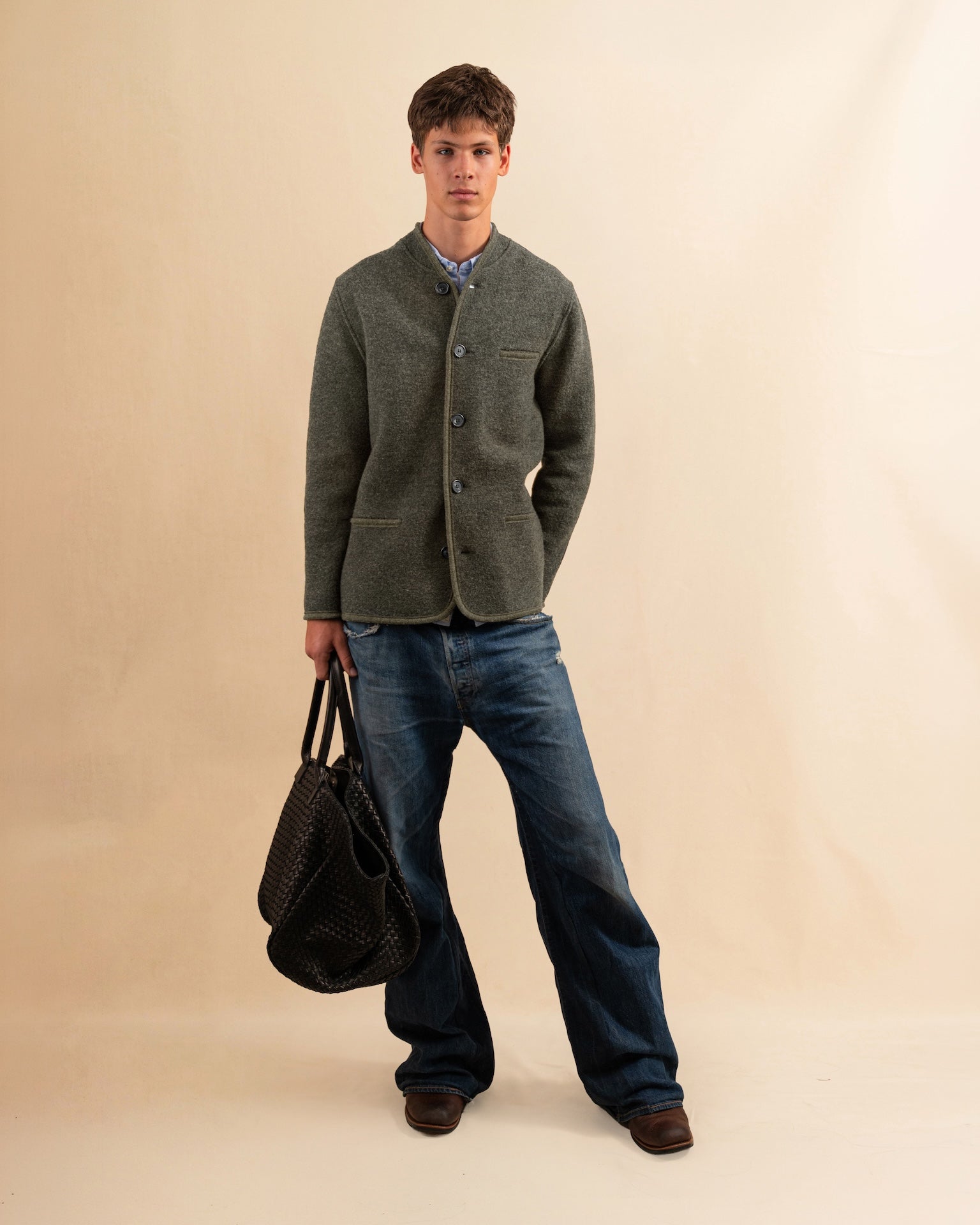 Die Tyrolean Jacket AMADEO aus hochwertigem Wollwalk verbindet alpine Tradition mit modernem Unisex-Schnitt. Knopfverschluss, eine aufgesetzte Brusttasche und zwei Eingrifftaschen machen sie zum funktionalen wie stilsicheren Begleiter für kühle Tage. Robust, windabweisend und zeitlos.