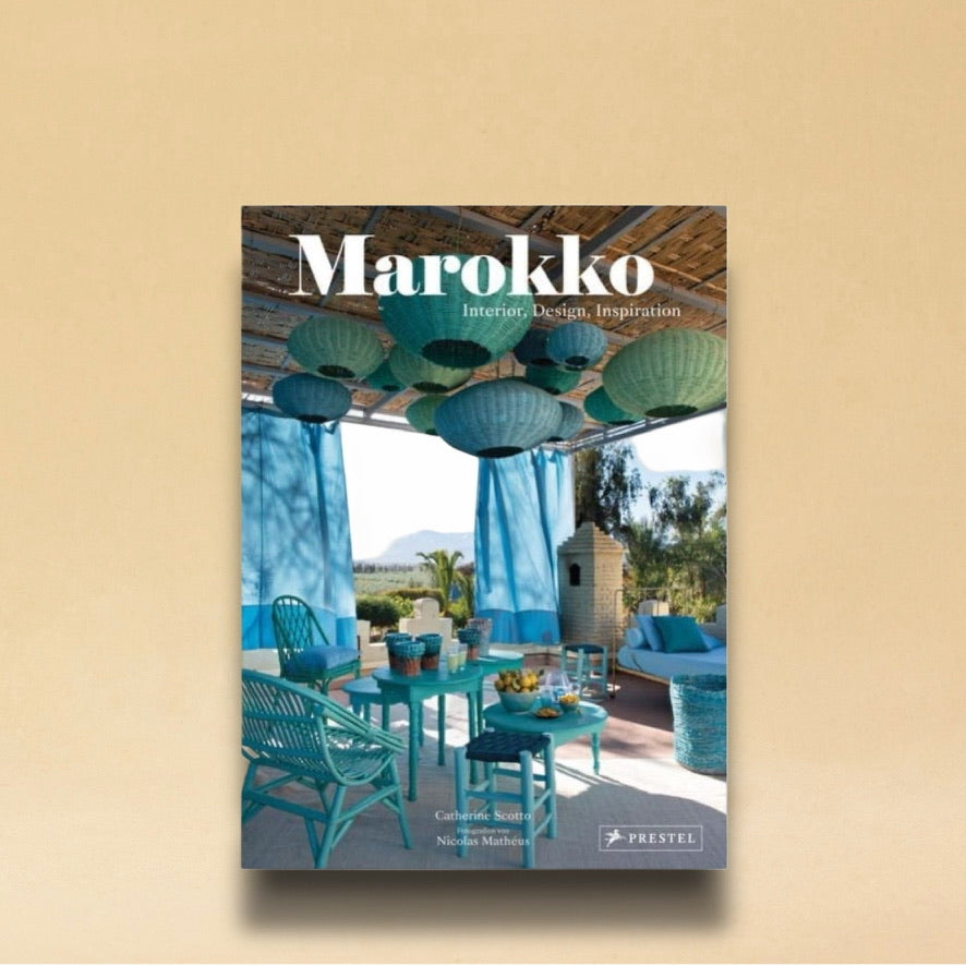 Dieses Buch über Marokko von Catherine Scotto bietet einen frischen Blick auf die Kreativität, wie traditionelle Rohstoffe zu neuen Leben erweckt werden. Das Buch gibt einen Einblick hinter die Traditionen, immer durchdrungen von einem tiefen Respekt für die Bräuche und die Geschichte des Landes, in dem LABEL17 grosse Teile der Kollektionen produziert.