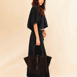 Die Shoulder Bag IVY von LABEL17 ist aus geschmeidigem Velours-Leder gefertigt und zeichnet sich durch handwerkliche Details wie markante Seitennähte und lange, geflochtene Henkel aus. Mit den Lederbändern lässt sich die Tasche elegant zuschnüren – eine gelungene Verbindung von Funktion und Raffinesse.