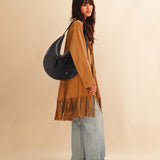 Die Saddle Bag Pocket von LABEL17 ist aus geschmeidigem Nappaleder und besticht durch ihre charakteristische Sattelform und die aufgesetzten Ziertaschen auf der Vorderseite – ein raffiniertes Detail, das dem schlichten Design eine besondere Note verleiht. Der verstellbare Schulterriemen ermöglicht das Tragen über der Schulter oder als Crossbody. Alltagstauglich, schlicht und doch besonders.