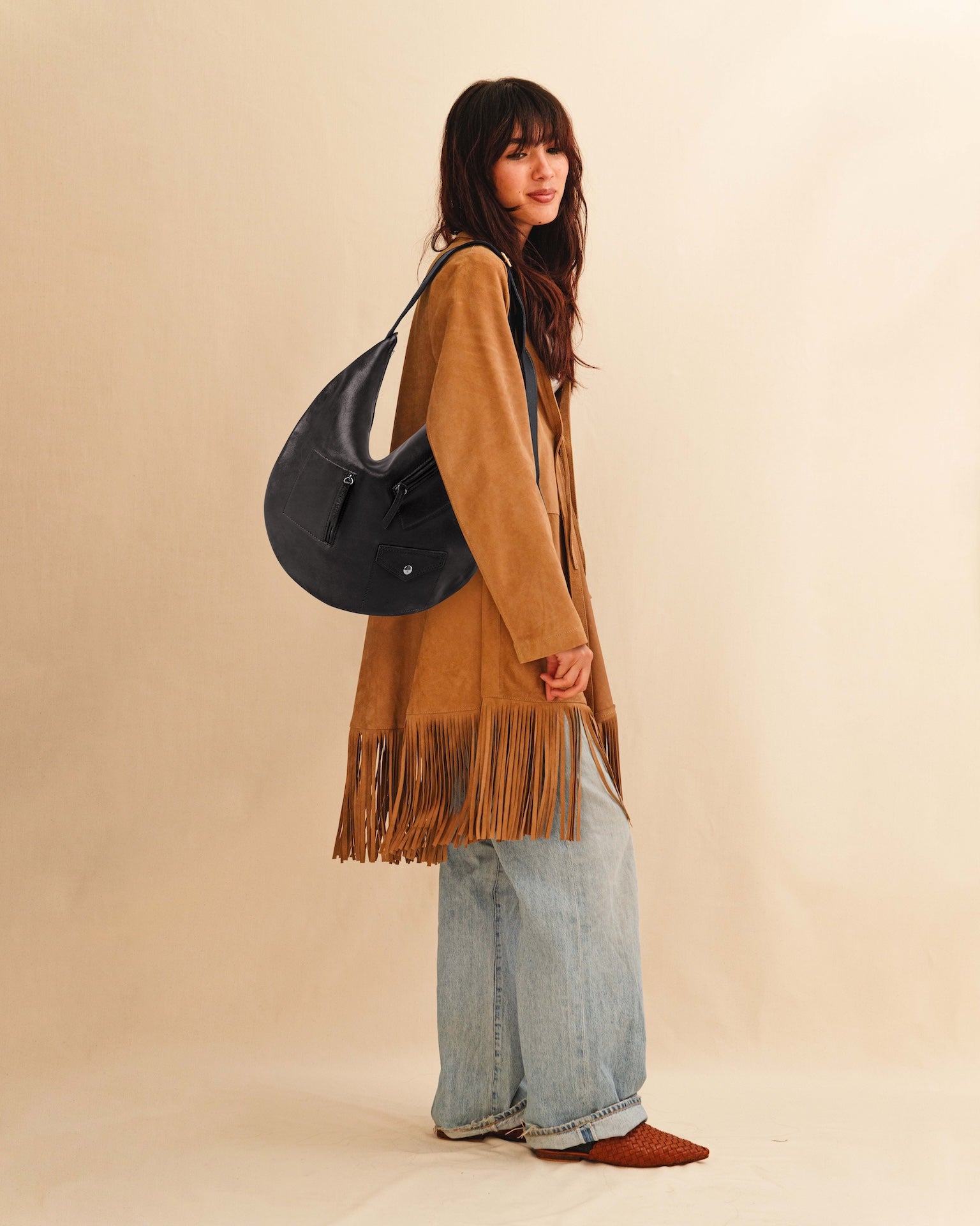 Die Saddle Bag Pocket von LABEL17 ist aus geschmeidigem Nappaleder und besticht durch ihre charakteristische Sattelform und die aufgesetzten Ziertaschen auf der Vorderseite – ein raffiniertes Detail, das dem schlichten Design eine besondere Note verleiht. Der verstellbare Schulterriemen ermöglicht das Tragen über der Schulter oder als Crossbody. Alltagstauglich, schlicht und doch besonders.
