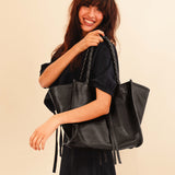 Die Shoulder Bag IVY von LABEL17 ist aus geschmeidigem Nappaleder gefertigt und zeichnet sich durch handwerkliche Details wie markante Seitennähte und lange, geflochtene Henkel aus. Mit den Lederbändern lässt sich die Tasche elegant zuschnüren – eine gelungene Verbindung von Funktion und Raffinesse.