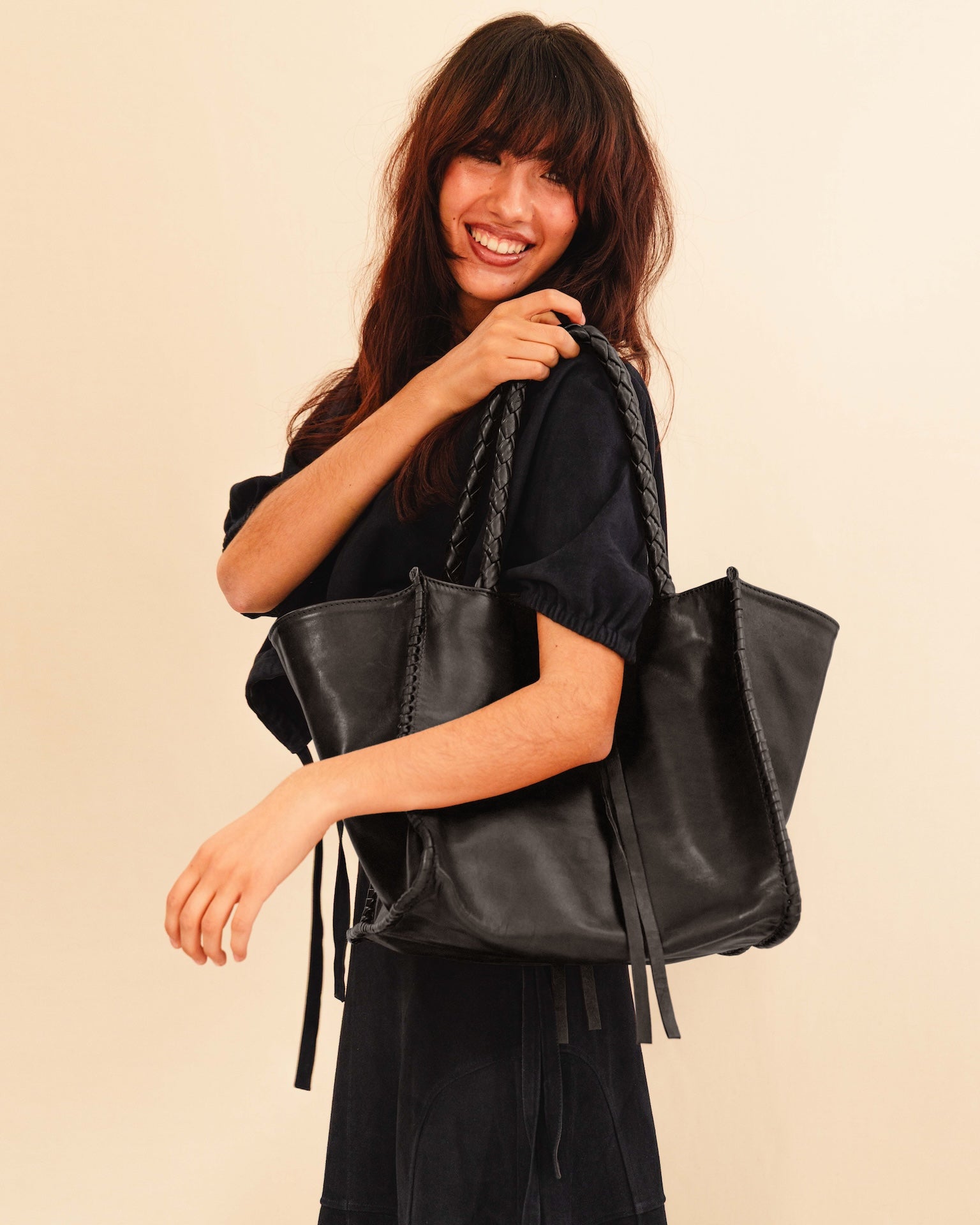 Die Shoulder Bag IVY von LABEL17 ist aus geschmeidigem Nappaleder gefertigt und zeichnet sich durch handwerkliche Details wie markante Seitennähte und lange, geflochtene Henkel aus. Mit den Lederbändern lässt sich die Tasche elegant zuschnüren – eine gelungene Verbindung von Funktion und Raffinesse.