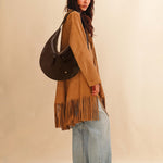 Die Saddle Bag Pocket von LABEL17 aus geschmeidigem Nappaleder besticht durch ihre charakteristische Sattelform und die aufgesetzten Ziertaschen auf der Vorderseite – ein raffiniertes Detail, das dem schlichten Design eine besondere Note verleiht. Der verstellbare Schulterriemen ermöglicht das Tragen über der Schulter oder als Crossbody. Alltagstauglich, schlicht und doch besonders.