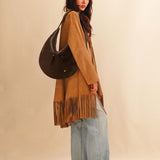 Die Saddle Bag Pocket von LABEL17 aus geschmeidigem Nappaleder besticht durch ihre charakteristische Sattelform und die aufgesetzten Ziertaschen auf der Vorderseite – ein raffiniertes Detail, das dem schlichten Design eine besondere Note verleiht. Der verstellbare Schulterriemen ermöglicht das Tragen über der Schulter oder als Crossbody. Alltagstauglich, schlicht und doch besonders.