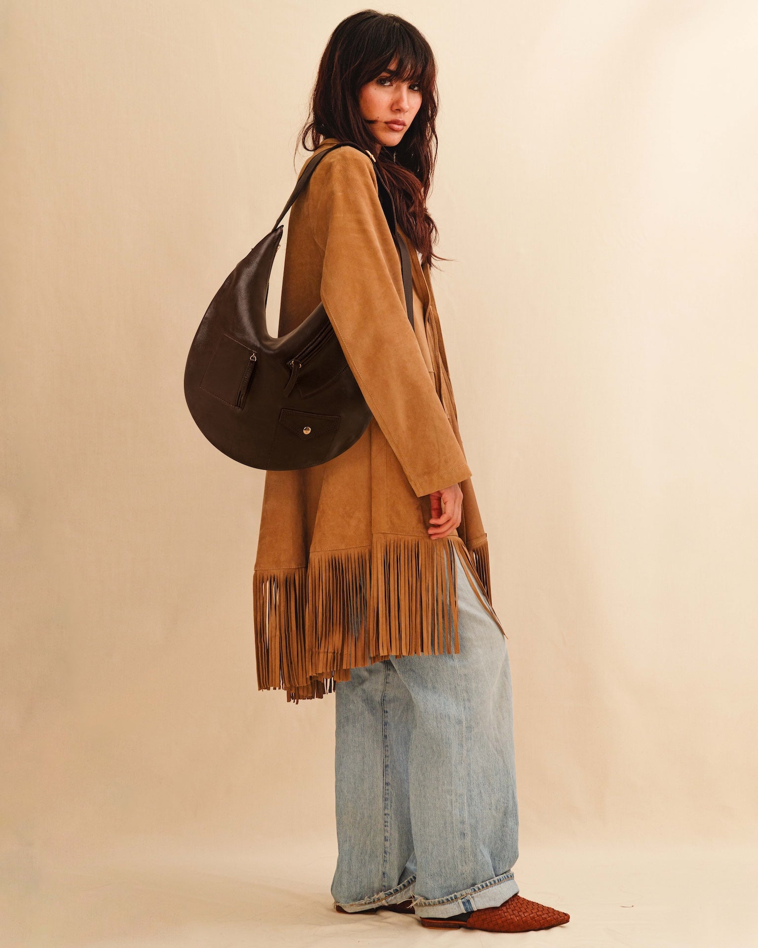 Die Saddle Bag Pocket von LABEL17 aus geschmeidigem Nappaleder besticht durch ihre charakteristische Sattelform und die aufgesetzten Ziertaschen auf der Vorderseite – ein raffiniertes Detail, das dem schlichten Design eine besondere Note verleiht. Der verstellbare Schulterriemen ermöglicht das Tragen über der Schulter oder als Crossbody. Alltagstauglich, schlicht und doch besonders.