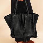 Die Shoulder Bag IVY von LABEL17 ist aus geschmeidigem Nappaleder gefertigt und zeichnet sich durch handwerkliche Details wie markante Seitennähte und lange, geflochtene Henkel aus. Mit den Lederbändern lässt sich die Tasche elegant zuschnüren – eine gelungene Verbindung von Funktion und Raffinesse.