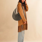Die Saddle Bag Pocket von LABEL17 aus geschmeidigem Nappaleder besticht durch ihre charakteristische Sattelform und die aufgesetzten Ziertaschen auf der Vorderseite – ein raffiniertes Detail, das dem schlichten Design eine besondere Note verleiht. Der verstellbare Schulterriemen ermöglicht das Tragen über der Schulter oder als Crossbody. Alltagstauglich, schlicht und doch besonders.