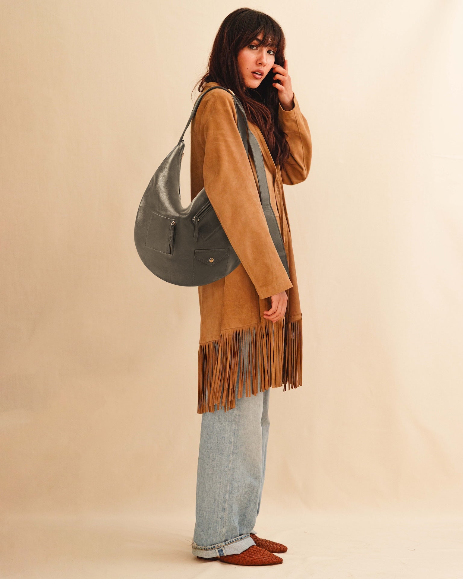 Die Saddle Bag Pocket von LABEL17 aus geschmeidigem Nappaleder besticht durch ihre charakteristische Sattelform und die aufgesetzten Ziertaschen auf der Vorderseite – ein raffiniertes Detail, das dem schlichten Design eine besondere Note verleiht. Der verstellbare Schulterriemen ermöglicht das Tragen über der Schulter oder als Crossbody. Alltagstauglich, schlicht und doch besonders.