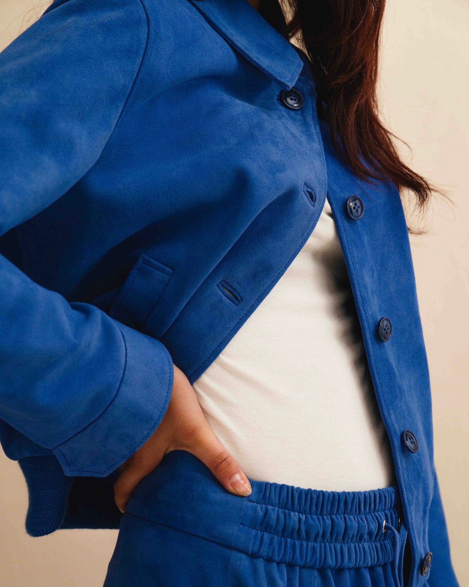 Die Lederjacke AMAL von LABEL17 in Azurblau besticht durch die kurze und figurschmeichelnde Passform. Sie harmoniert perfekt mit unserem Lederrock JACKIE. Gefertigt aus feinem Veloursleder, ist sie ein zeitloses Highlight für die Garderobe. 