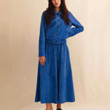 Die Lederjacke AMAL von LABEL17 in Azurblau besticht durch die kurze und figurschmeichelnde Passform. Sie harmoniert perfekt mit unserem Lederrock JACKIE. Gefertigt aus feinem Veloursleder, ist sie ein zeitloses Highlight für die Garderobe. 
