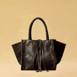 Die Shoulder Bag IVY ist aus geschmeidigem Nappaleder gefertigt und zeichnet sich durch handwerkliche Details wie markante Seitennähte und lange, geflochtene Henkel aus. Mit den Lederbändern lässt sich die Tasche elegant zuschnüren – eine gelungene Verbindung von Funktion und Raffinesse.&nbsp;